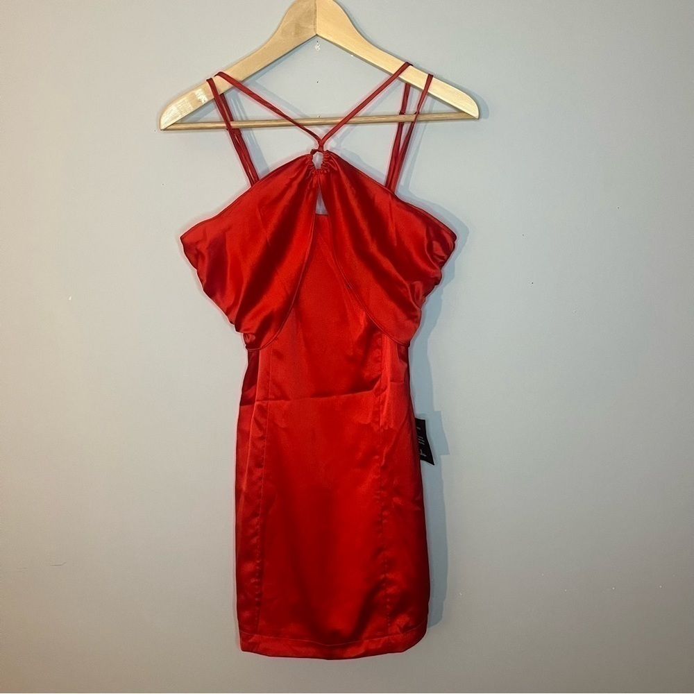 Lulu’s Chic For The Night Red Sleek Satin O-Ring Halter Mini Dress Sz M NWT - Picture 4 of 15
